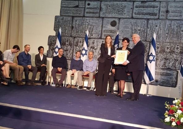 הענקת המלגה למיכל רז רותם על ידי נשיא המדינה מר ראובן ריבלין